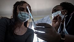 Una sanitaria lleva en la mano la vacuna Covid-19 de Johnson & Johnson