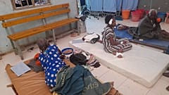 ناجون من غارة جوية شنتها القوات الحكومية الإثيوبية يتلقون العلاج في مستشفى شيري شول العام في بلدة ديديبت بالمنطقة الشمالية من تيجراي في الثامن من يناير كانون الثاني 2022. 
