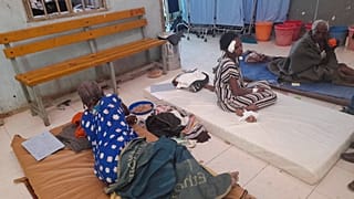 ناجون من غارة جوية شنتها القوات الحكومية الإثيوبية يتلقون العلاج في مستشفى شيري شول العام في بلدة ديديبت بالمنطقة الشمالية من تيجراي في الثامن من يناير كانون الثاني 2022. 