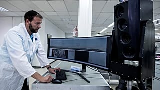 آرييل جوميز، مهندس أنظمة في شركة صناعات الفضاء الإسرائيلية، الذي يمكنه تتبع وتحديد الأجسام الطائرة في مدينة تل أبيب، إسرائيل.