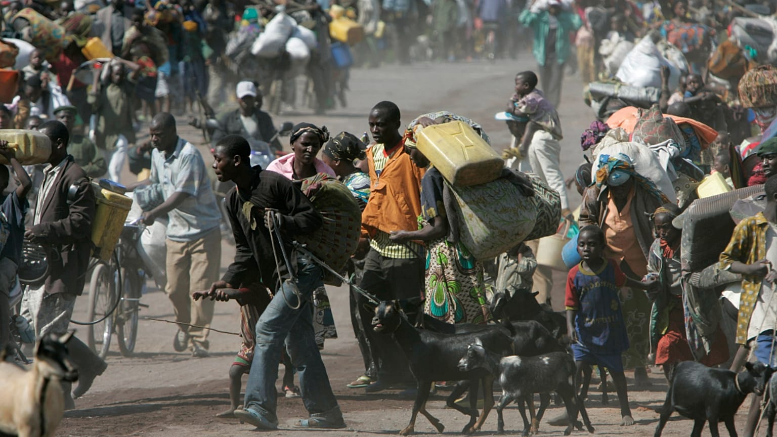 Straßenszene in Goma. Viele Menschen schleppen Wasserkanister