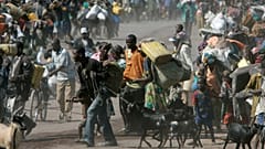 Straßenszene in Goma. Viele Menschen schleppen Wasserkanister