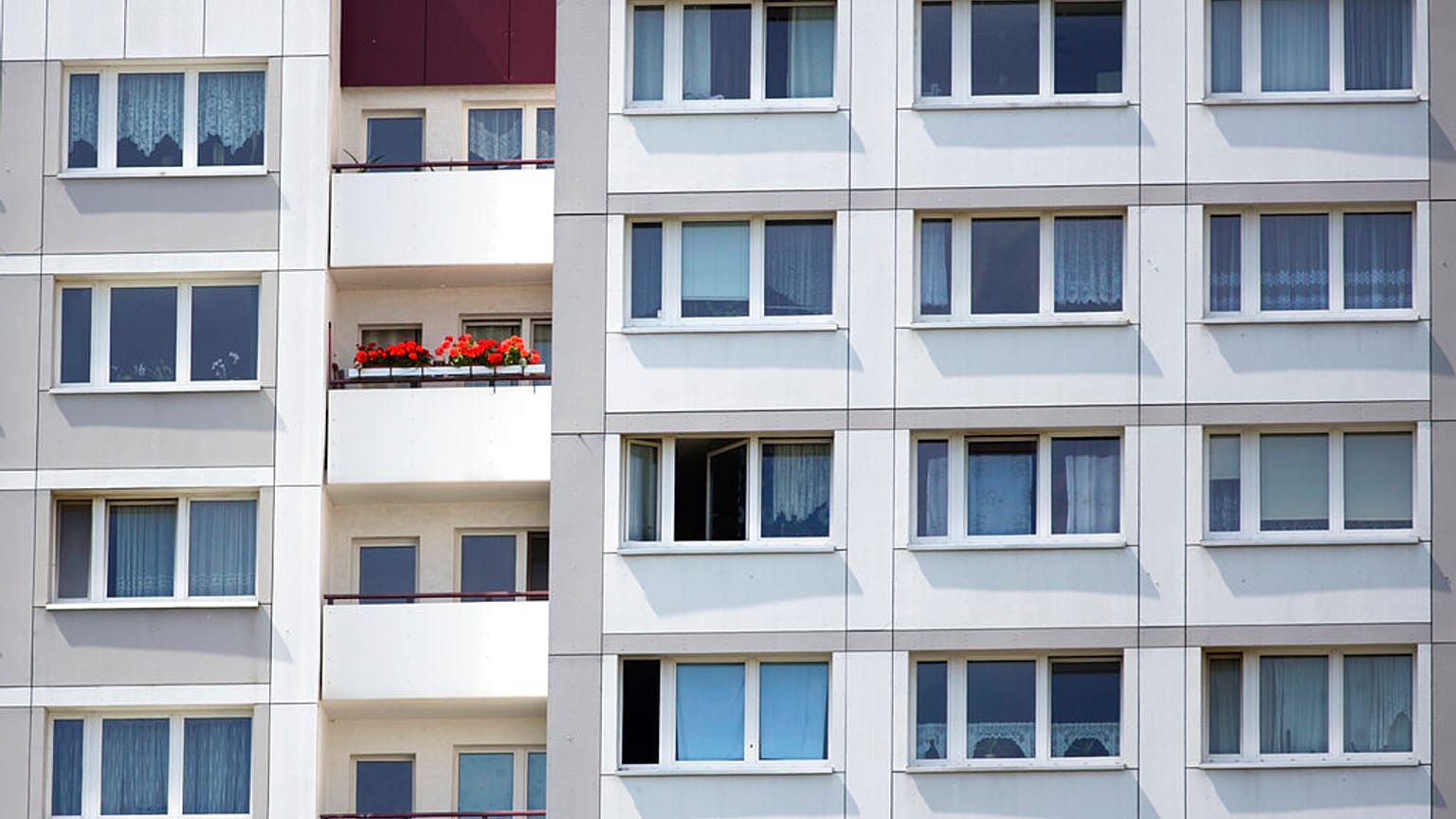 Doğu Berlin'de bir apartman (Arşiv)