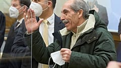 أنور رسلان ، يقف داخل قاعة المحكمة العليا الإقليمية في كوبلنس (غرب ألمانيا)   قبل النطق بالحكم ، الخميس 13 يناير 2022
