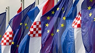 Archives : drapeaux européen et croate dans les rues de Zagreb, le 29 juin 2013, un jour avant que le pays ne devienne membre de l'Union européenne 
