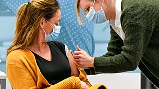 Angestellte des Gesundheitswesen erhält ihre erste Covid-19-Impfung in Veghel, Niederlanden, 06.01.2021