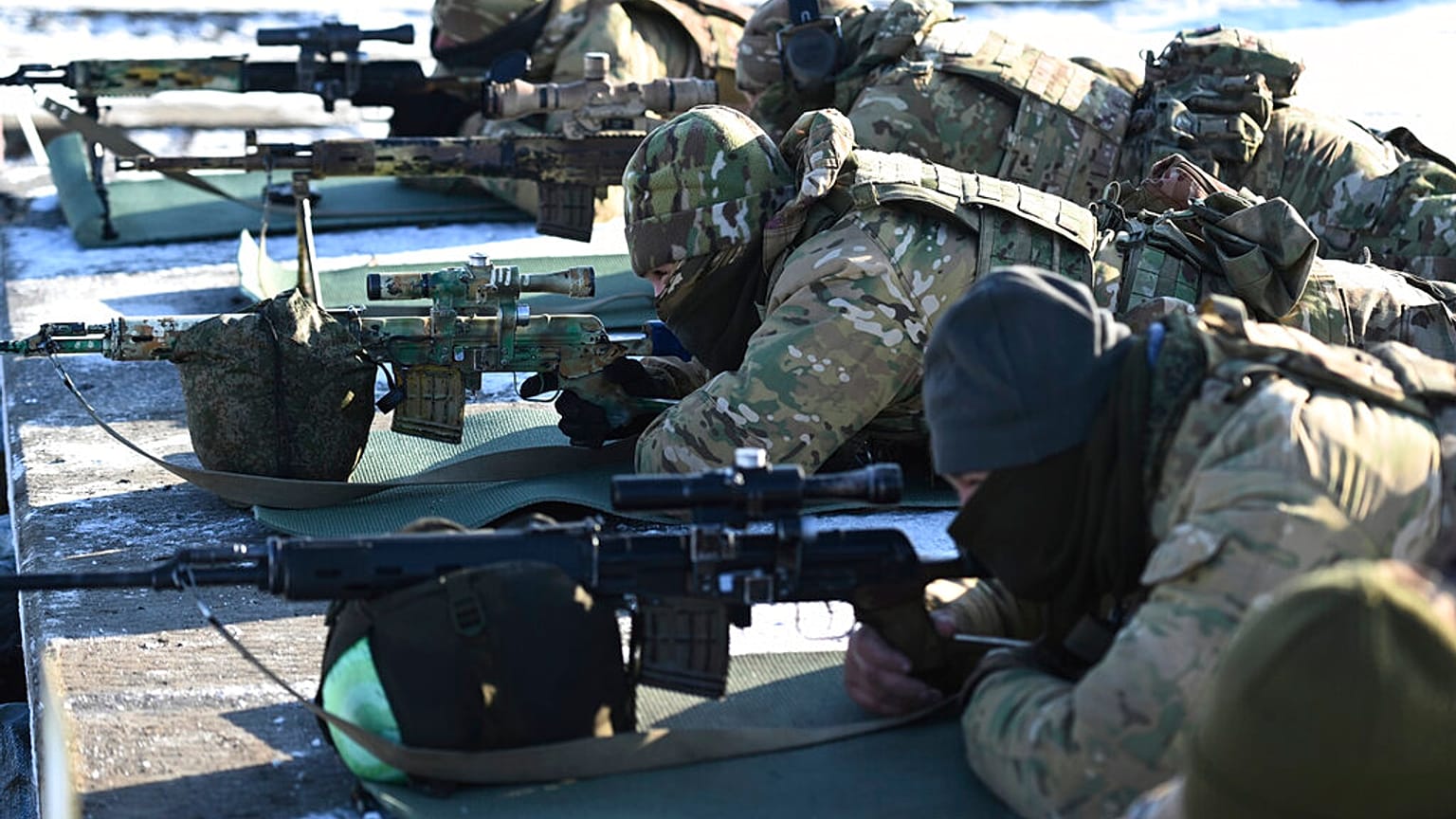 Rus askerleri, Rusya'nın güneyindeki Kadamovskiy atış poligonunda yapılan tatbikatlara katıldı. 13 Ocak 2022