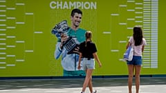 Plakatwand mit dem serbischen Titelverteidiger Novak Djokovic vor den Australian Open in Melbourne,