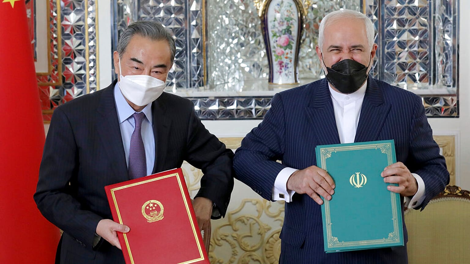 Mohammad Dzsavád Zaríf iráni külügyminiszter és a kínai Vang Ji Teheránban, Iránban, 2021. március 27-én