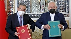 Mohammad Dzsavád Zaríf iráni külügyminiszter és a kínai Vang Ji Teheránban, Iránban, 2021. március 27-én