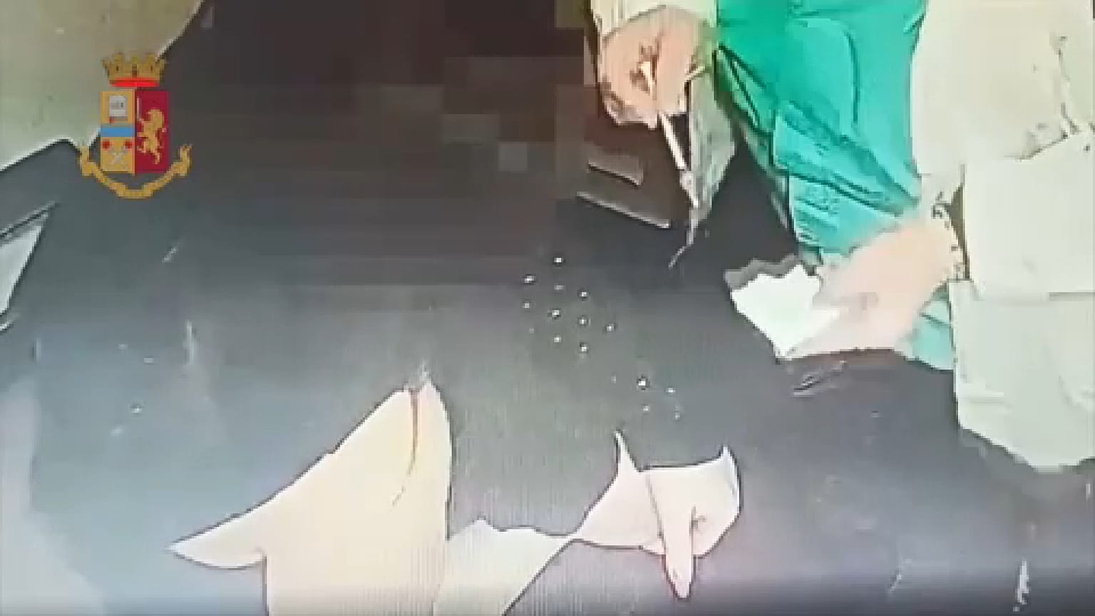 الممرضة أثناء تفريغها اللقاحات