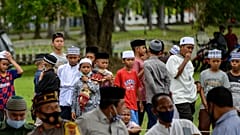 مجموعة من الأطفال يشاهدون عملية الجلد 