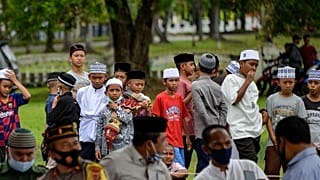مجموعة من الأطفال يشاهدون عملية الجلد 