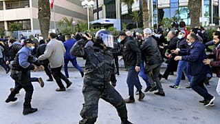 خلال مواجهات بين الشرطة ومحتجين ضدّ الرئيس التونس قيس سعيد (الجمعة 14 كانون الثاني/يناير)