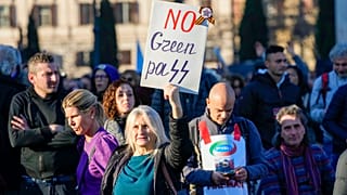 Antivacinas protestam em Roma