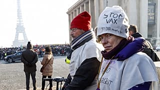 Manifestation anti pass sanitaire, qui va devenir un pass vaccinal, à Paris le 15 janvier 2022, France