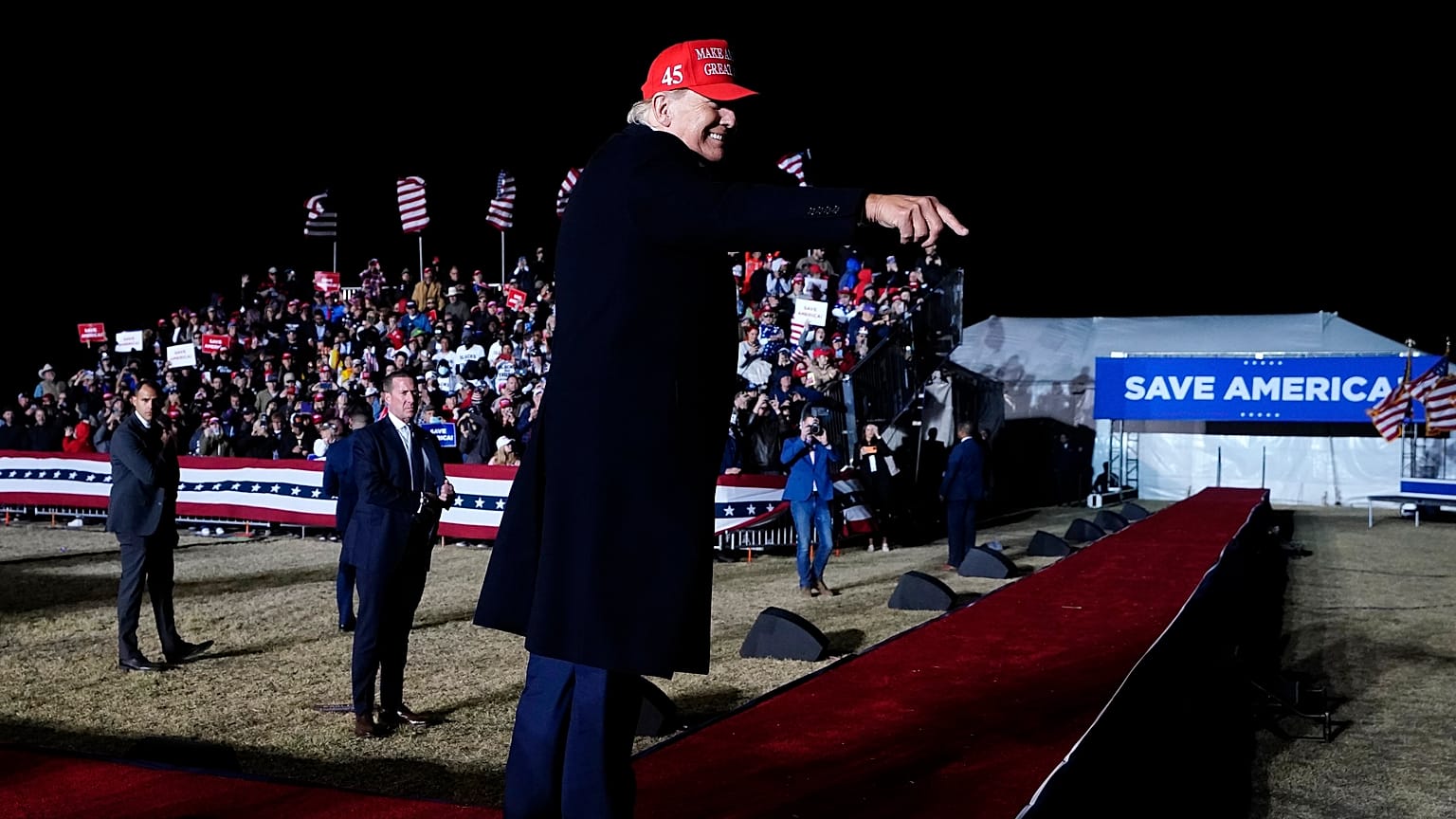 Дональд Трамп общается со своими сторонниками на митинге в Аризоне 15 января 2022