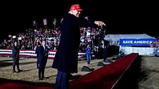 Дональд Трамп общается со своими сторонниками на митинге в Аризоне 15 января 2022