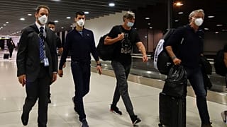 نجم كرة المضرب الصربي نوفاك ديوكوفيتش داخل مطار ملبورن قبل مغادرته أستراليا إثر قرار قضائي بترحيله. 16/01/2022