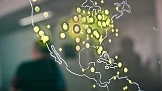 خارطة الولايات المتحدة على شاشة حاسوب في شركة قرصنة في رومانيا. 