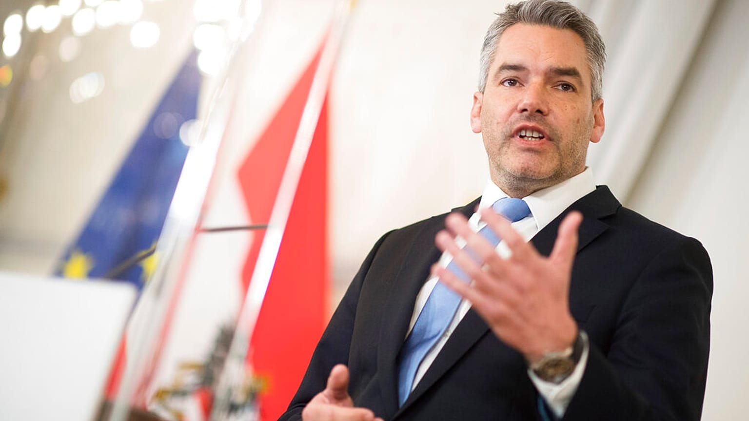 Karl Nehammer auf der Pressekonferenz zur Impfpflicht