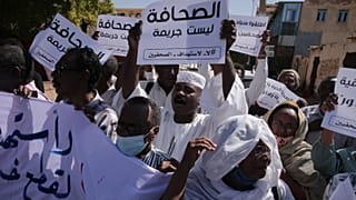 صورة أرشيفية من مظاهرة ضد تقييد عمل الصحافة في السودان