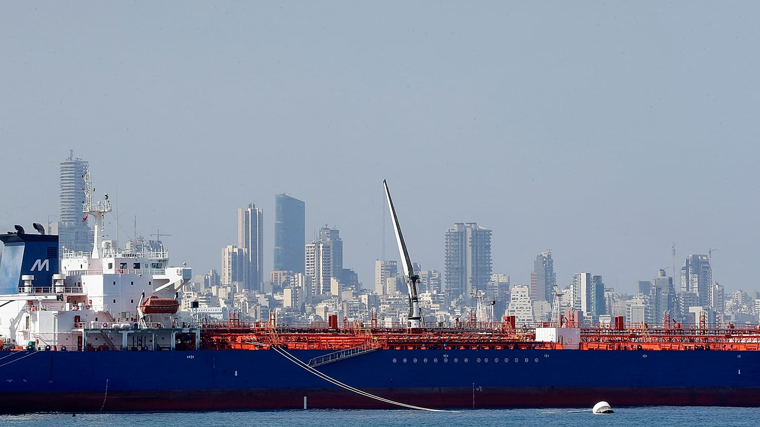 الناقلة ليبرا ترسو قبالة ميناء بيروت اللبناني  في 17 سبتمبر 2021، بعد تخلف لبنان عن سداد ديونه العام الماضي