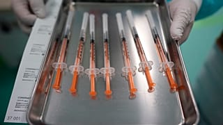 varias jeringuillas listas para vacunar
