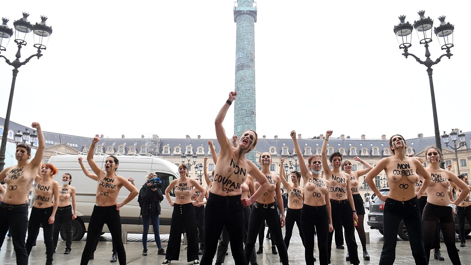 FEMEN grubunun Paris'te düzenlediği protesto