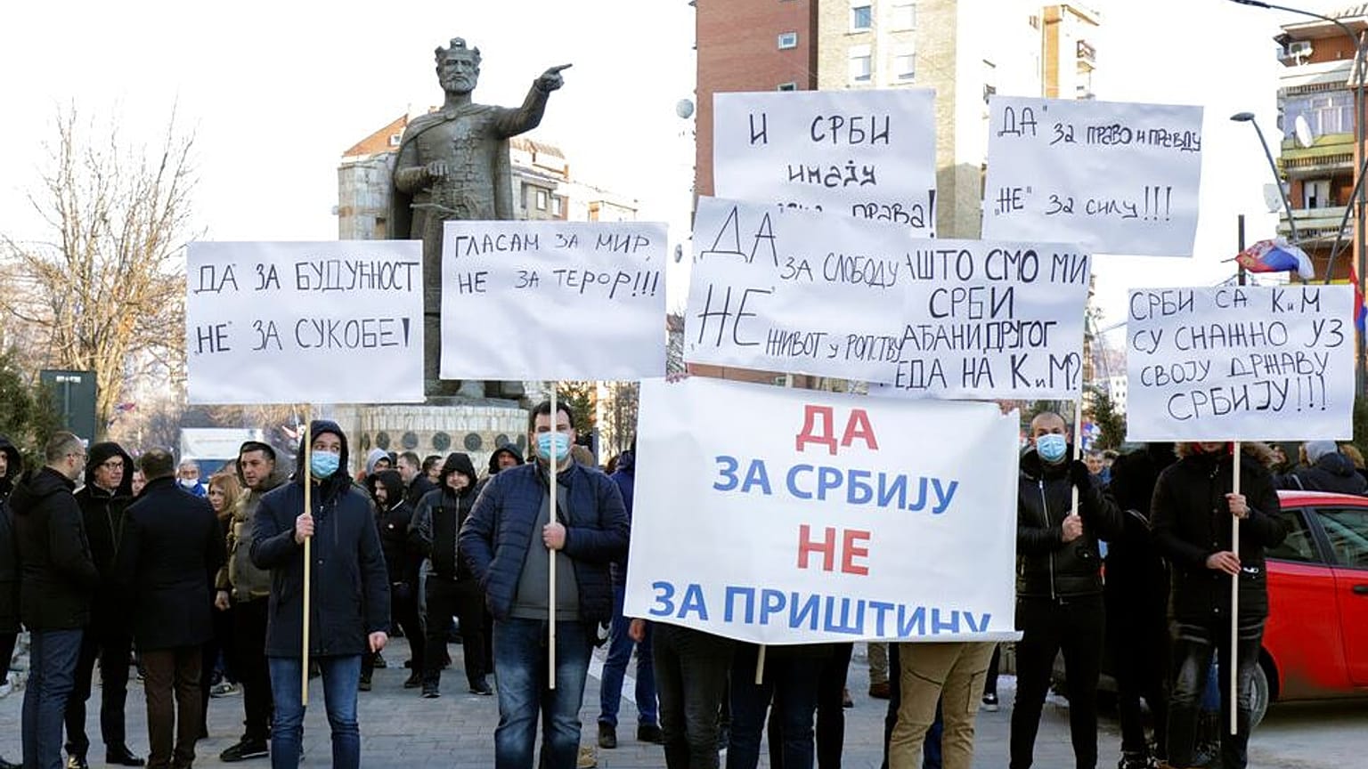 Serbios de Kósovo protestan por no poder votar en el referéndum