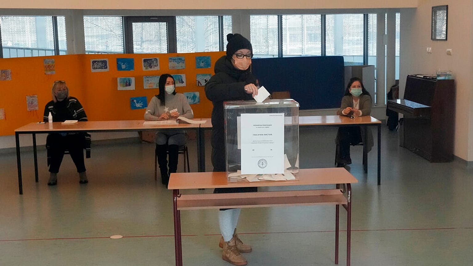 Πολίτης της Σερβίας ψηφίζει στο δημοψήφισμα της Κυριακής, 16 Ιανουαρίου