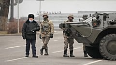 Kazakistan'ın en büyük kenti Almatı'da protestolara karşı ana arterlerde konuşlandırılan güvenlik görevlileri 