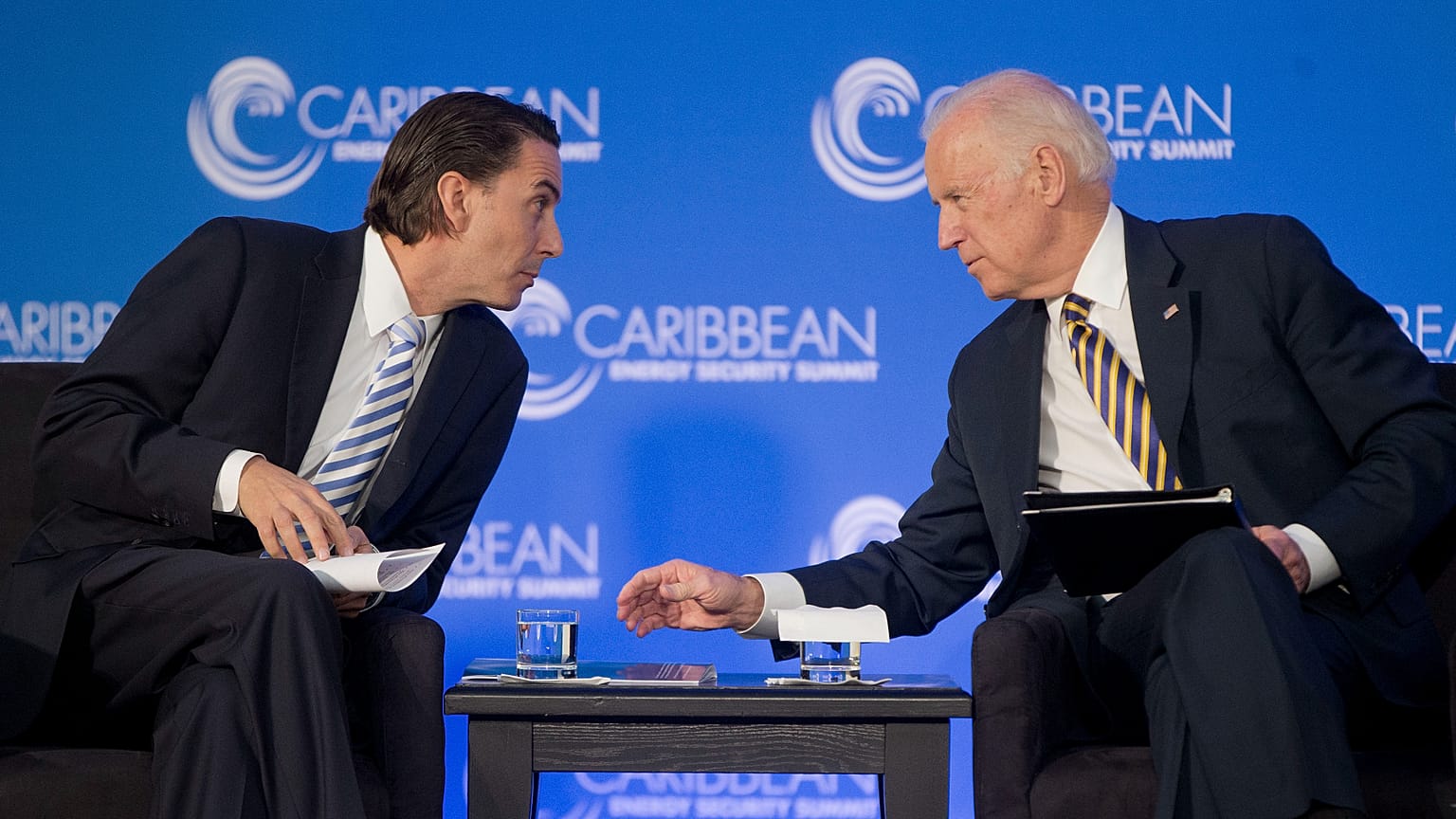 ABD Dışişleri Bakanlığı Enerji Güvenliği Danışmanı Amos Hochstein, Başkan Joe Biden'la konuşurken (arşiv) 