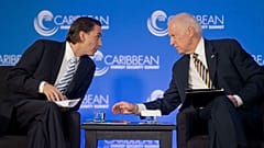 ABD Dışişleri Bakanlığı Enerji Güvenliği Danışmanı Amos Hochstein, Başkan Joe Biden'la konuşurken (arşiv) 