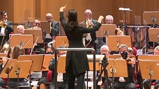 La directora de orquesta Oksana Lyniv dirigiendo la orquesta del Teatro Comunale de Bolonia