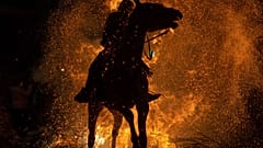 Des dizaines de chevaux et leurs cavaliers bravent les flammes chaque année le 16 janvier à San Bartolomé de Pinares (Espagne)