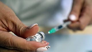 Pfizer-oltás a miskolci kórház oltópontján