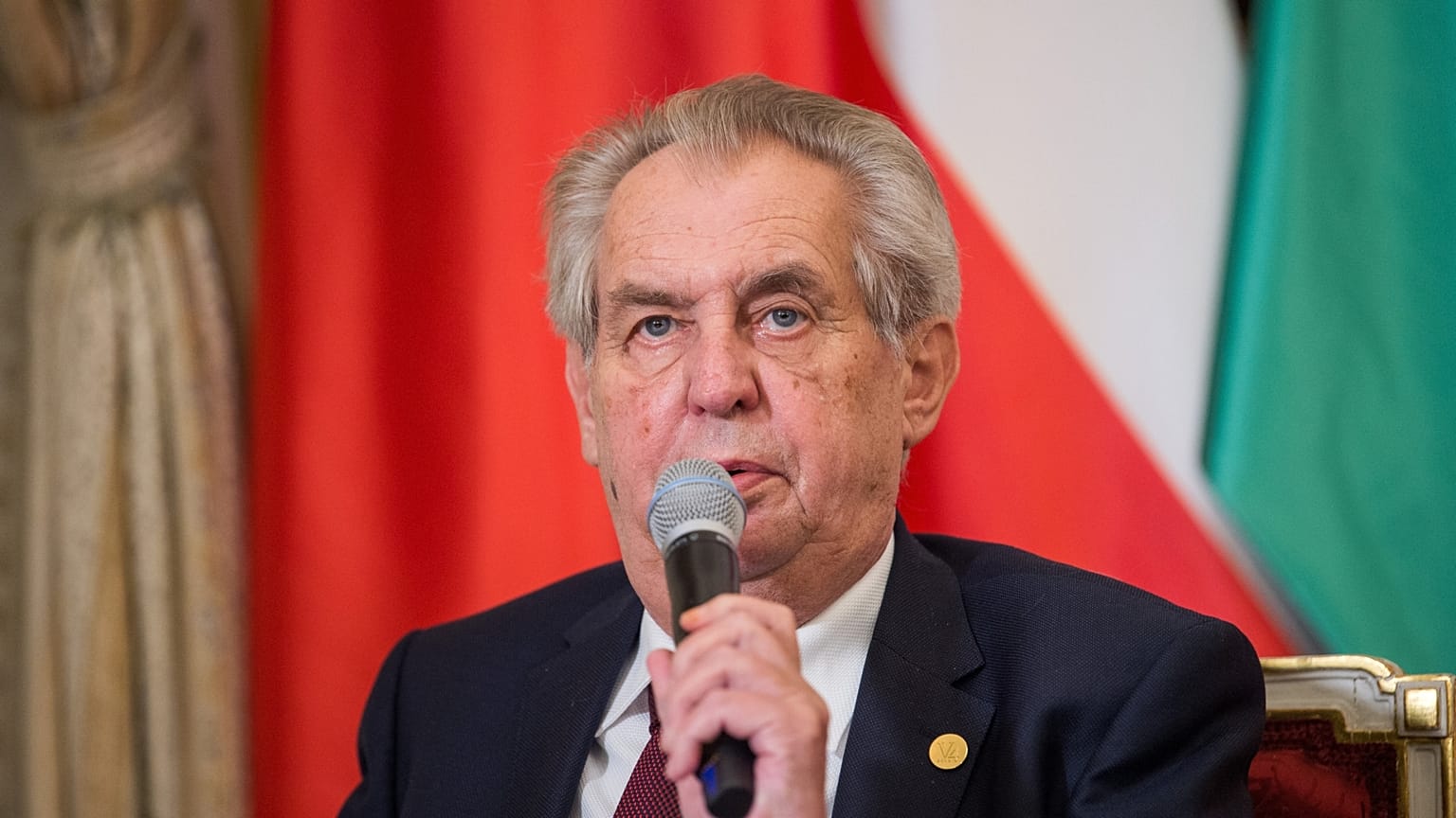 Zeman cseh elnök egy V4-csúcstalálkozó utáni sajtóértekezleten