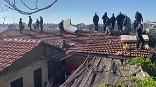 فلسطينيون يعتصمون فوق أسطح المنازل في حي الشيخ جراح احتجاجا على إخلائه من قبل الشرطة الإسرائيلية