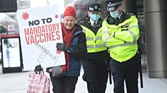 Archív fotó: az oltás kötelezővé tétele elleni tüntető Londonban