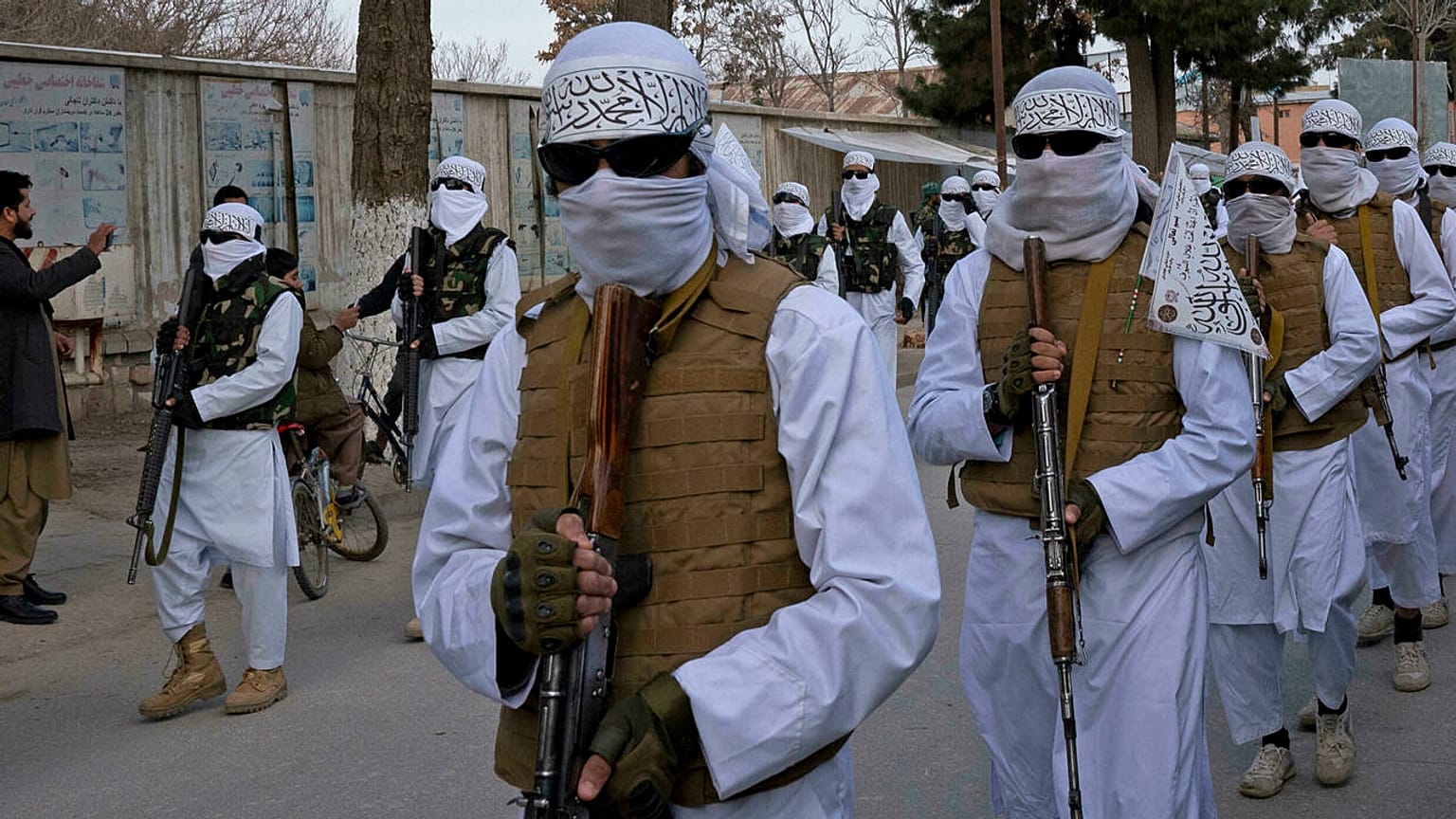 Afganistan'ın Faryab vilayetine bağlı Meymene'de silahlarıyla gövde gösterisi düzenleyen Taliban militanları