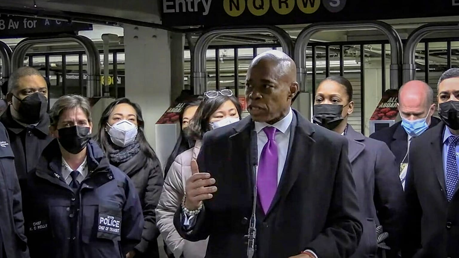 Der neue Bürgermeister von New York City Eric Adams war am Samstag vor Ort