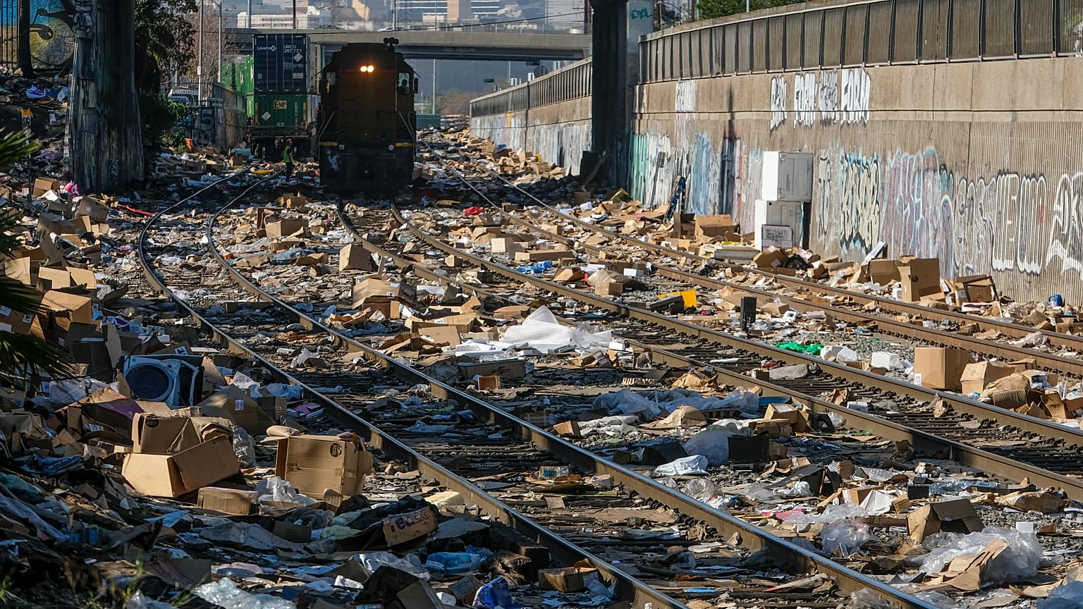 Los Angeles'ta, hırsızların aylardır şehir merkezine girerken yavaşlayan hareket halindeki yük trenlerini yağmalaması nedeniyle raylar kutularla doldu 
