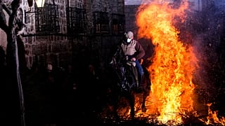 Местные жители верят в очищающую силу огня