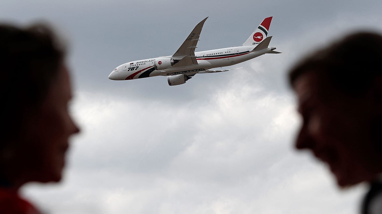 The Boeing 787's altimeter could suffere interference from 5G signals limiting the plane's ability to land safely, the US' aviation regulatoir warned 