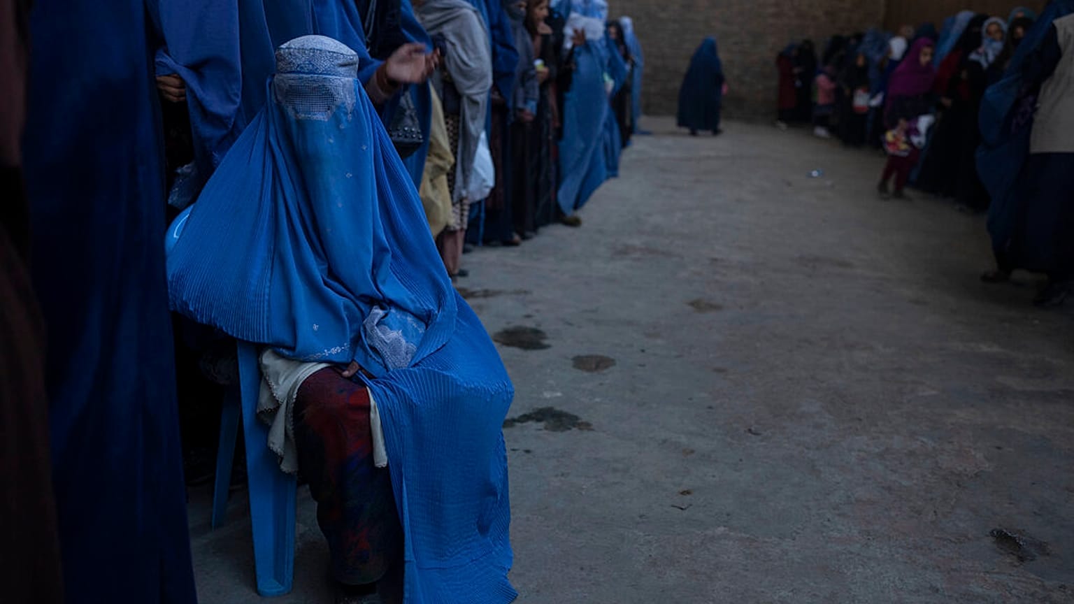 Afganistan'da Dünya Gıda Programı'nın dağıttığı yardımı bekleyen kadınlar