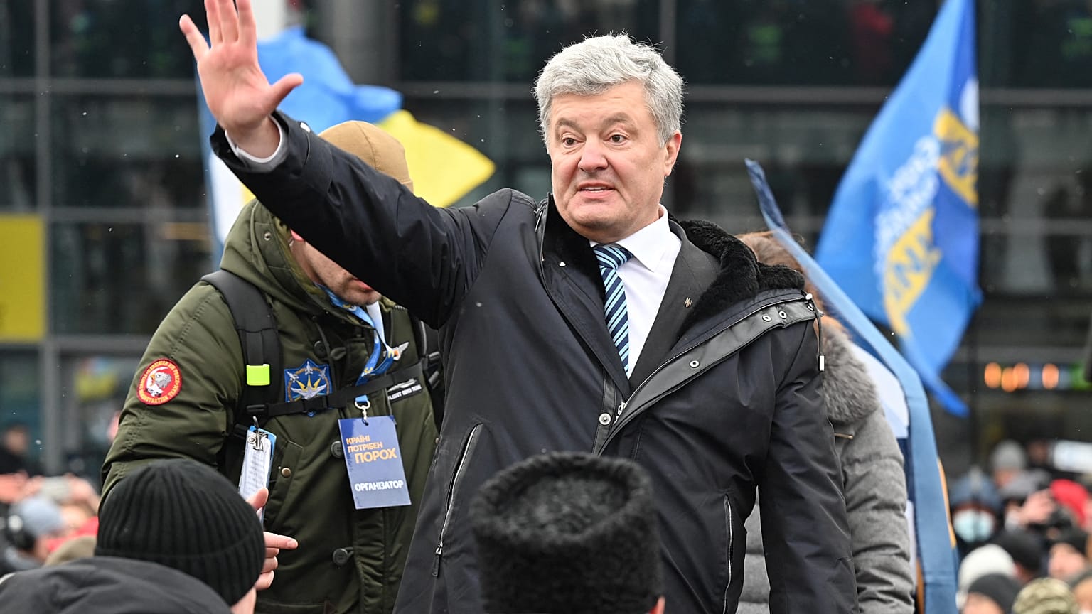 Porosenkót hívei és nyomozók várták a kijevi reptéren