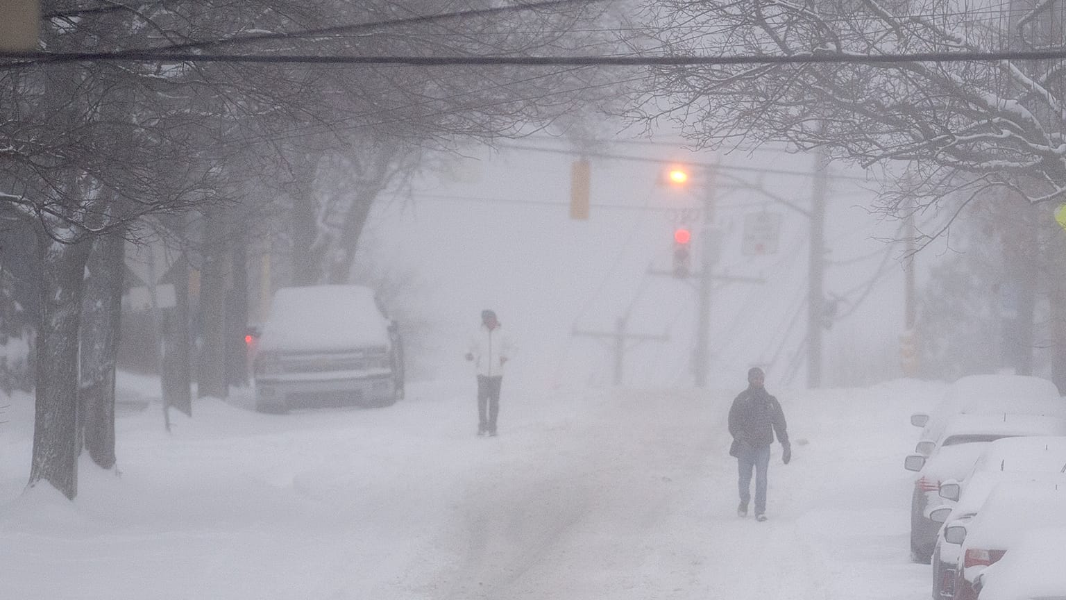 Los peatones se abren paso por una avenida Murray parcialmente arada, 17/1/2022, Pennsylvania, Estados Unidos