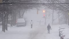 Los peatones se abren paso por una avenida Murray parcialmente arada, 17/1/2022, Pennsylvania, Estados Unidos