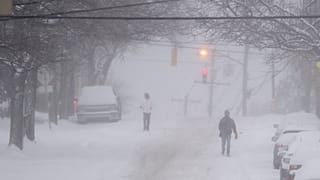 Los peatones se abren paso por una avenida Murray parcialmente arada, 17/1/2022, Pennsylvania, Estados Unidos